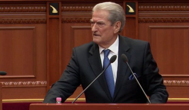 Berisha në Kuvend: Jeni organizatë e vërtetë kriminale, keni mbushur valixhet me para