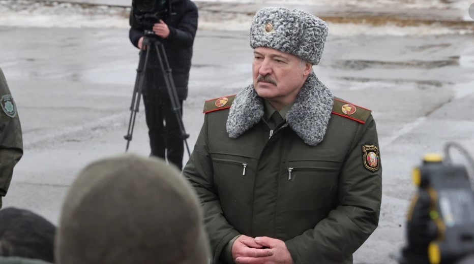 Lukashenko dyfishon trupat në kufi me Ukrainën