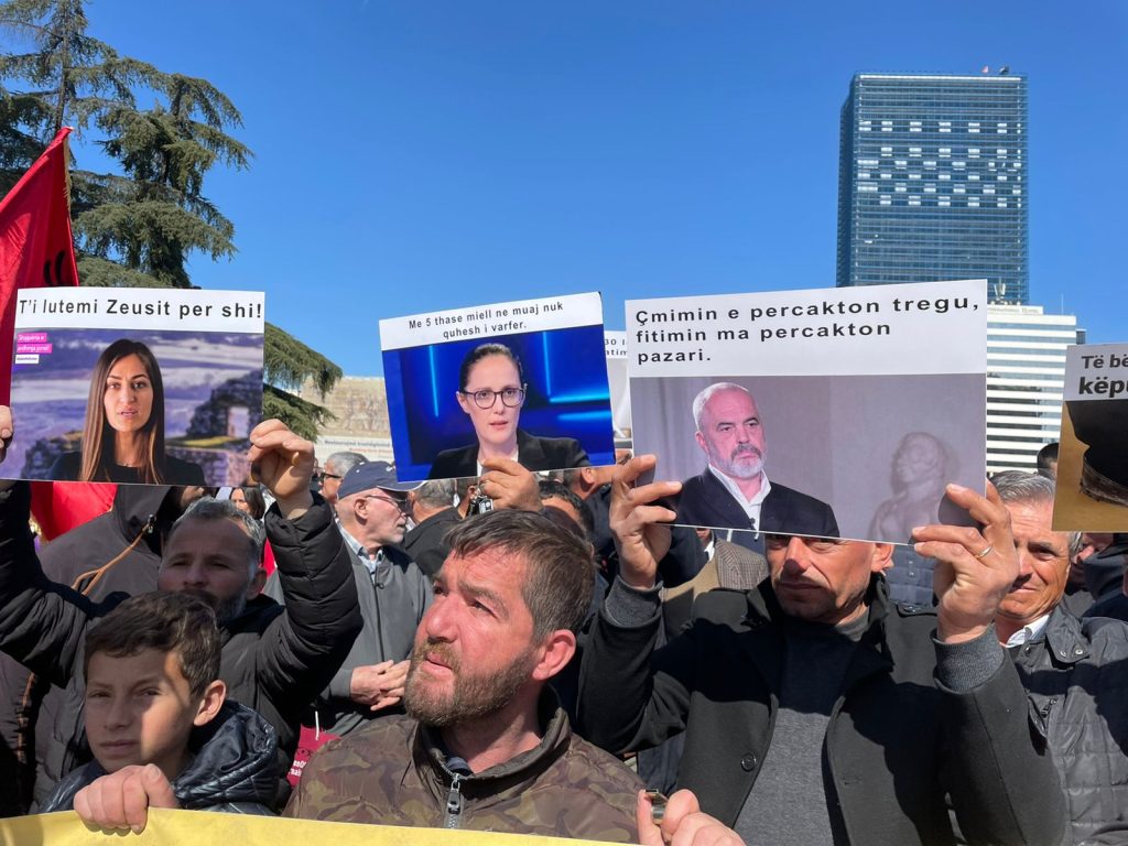 “Ti lutemi Zeusit për shi”, “me pesë thasë miell nuk quhesh i varfër”, protestuesit ironizojnë dy ministret e qeverisë Rama