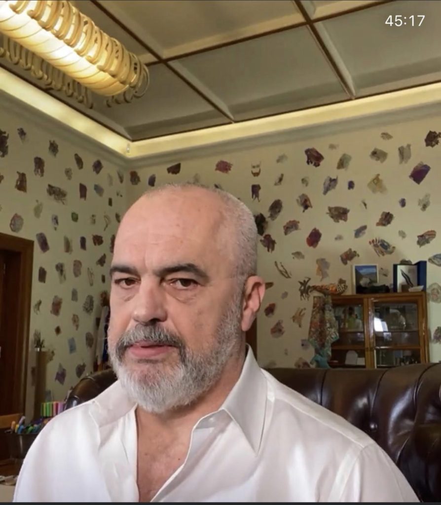 Rama replikon me ndjekësin për protestat: Nuk është populli, por një turmë e verbër pas “Foltores” dhe fallxhores