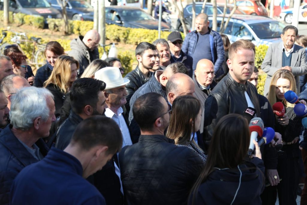Banorët e “5 Majit” protestë para parlamentit: Qytetarët që u është prishur shtëpia të bëjnë padi individuale