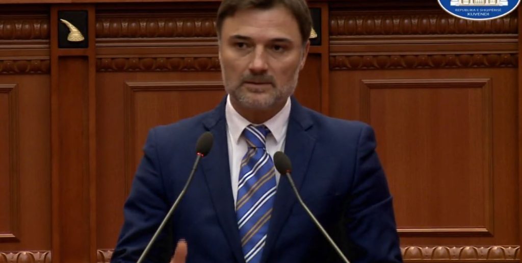 Alibeaj paraqet projekt-rezolutën e PD: Të hiqet taksa e qarkullimit!