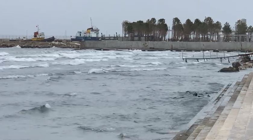 Moti i keq “pushton” Vlorën, pezullohet lundrimi në det
