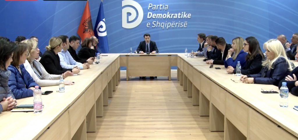 Dorëheqja e Bashës, vjen reagimi i Grupit Parlamentar të PD: Thirrje deputetëve të pezulluar të ofrojnë mekanizmin e tërheqjes së Berishës! Ja 4 pikat