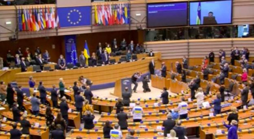 Presidenti Zelensky flet në Parlamentin Europian: Tregoni që jeni evropianë