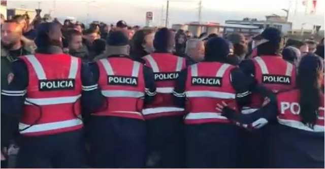 FOTOT/ Protestuesit në Lushnjë përplasen me forcat e policisê