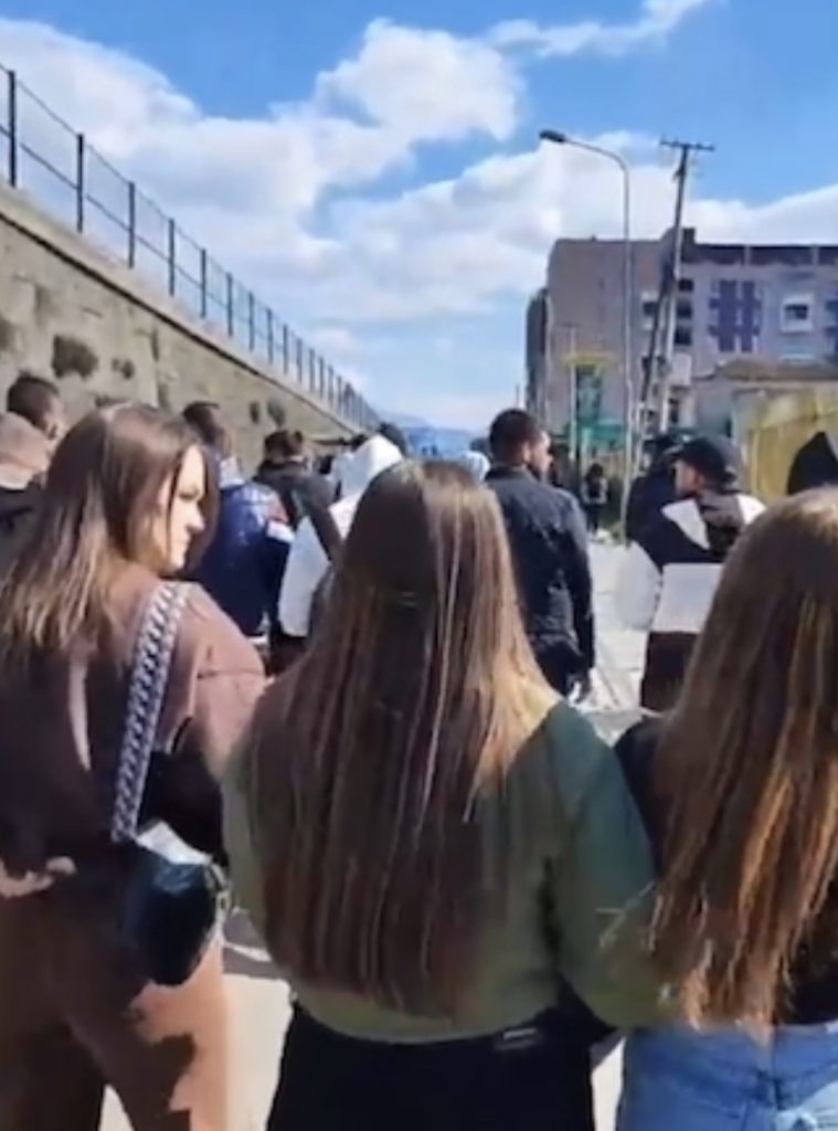 “Ulni çmimin e naftës”, “Çohuni nga kafja”- Studentët e UBT bllokojnë rrugën, marshojnë nga Instituti drejt qendrës së Tiranës