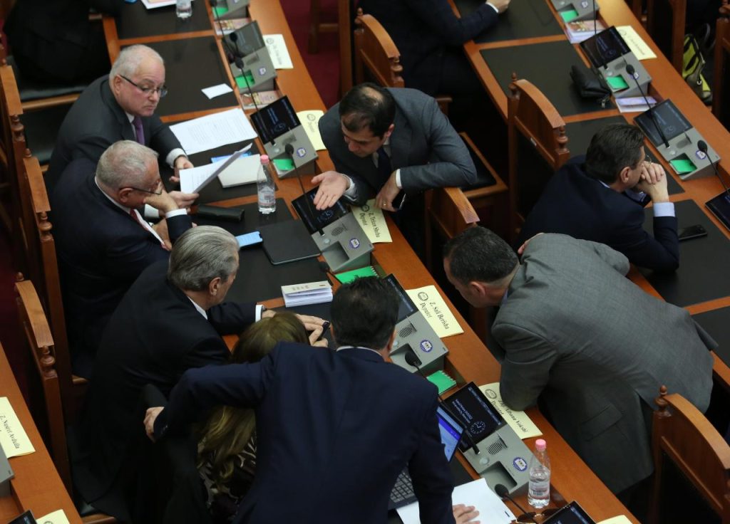 Berisha mbledh grupin e “Foltores” në seance