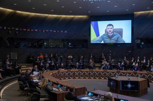 Zelensky i drejtohet NATO-s: Keni mijëra avionë luftarakë, s’na keni dhënë asnjë!