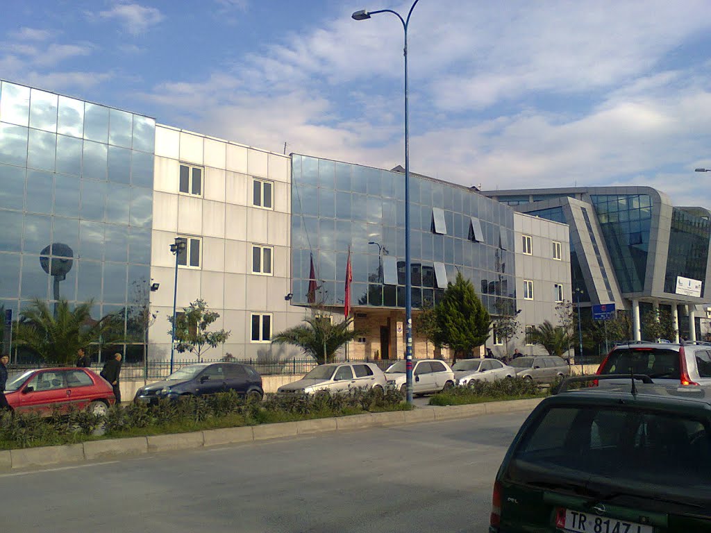 Zjarr në ambientet e Komisariatit të Policisë në Kamëz