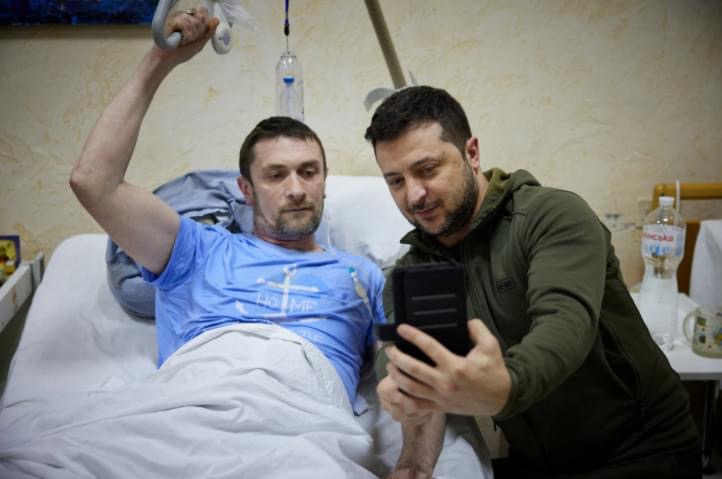 Zelensky viziton në spital ushtarët e plagosur, i nderon me medalje