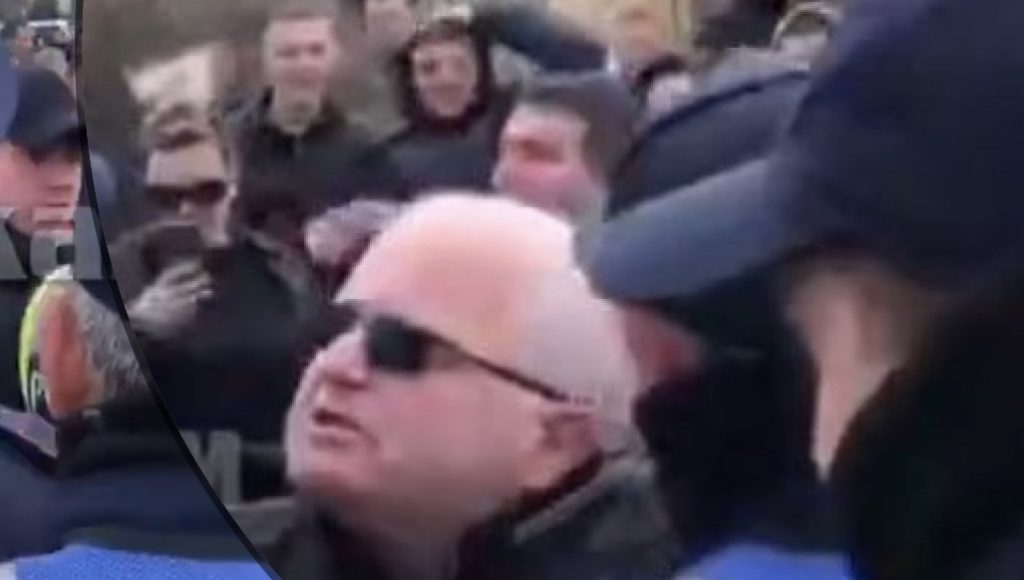 Deputeti konfliktohet me policinë në Korçë: Kam të drejtë të protestoj
