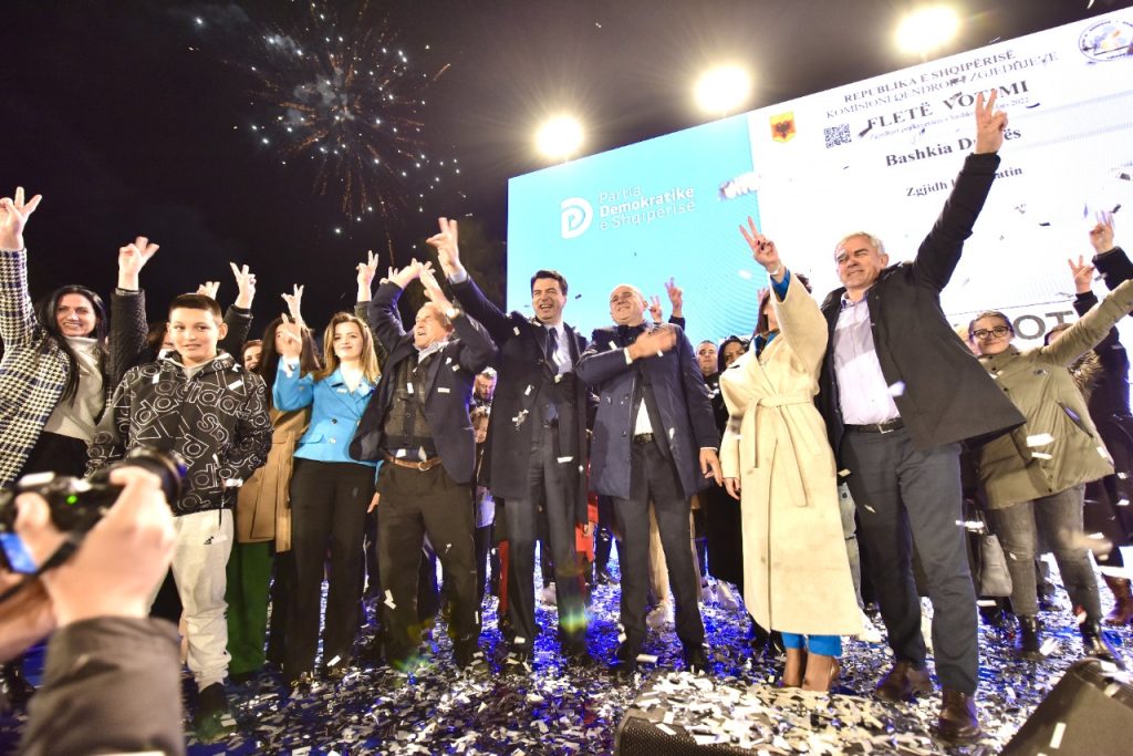Basha poston videon nga Durrësi: Voto për një qytet më të mire, voto Luan Hotin!