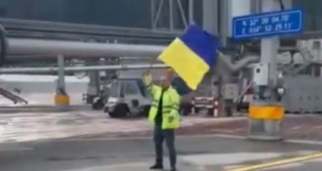 Izraeliti “tallet keq” me avionin rus, e sinjalizon me flamurin e Ukrainës