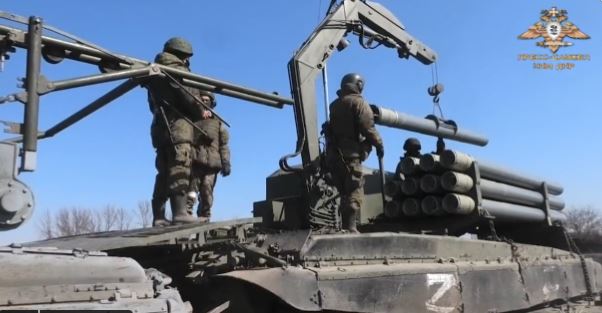 VIDEO/ Rusia po përdor bombat me vakum në Ukrainë, dalin pamjet kur milicia e Donteskut lëshon raketat termobarike
