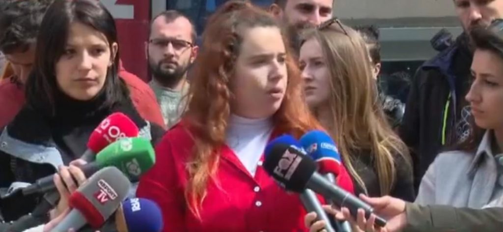 Flasin motrat që u rrahën me grushte nga “tmerri” i vajzave: Të hetohet kush e liroi një dhunues serial