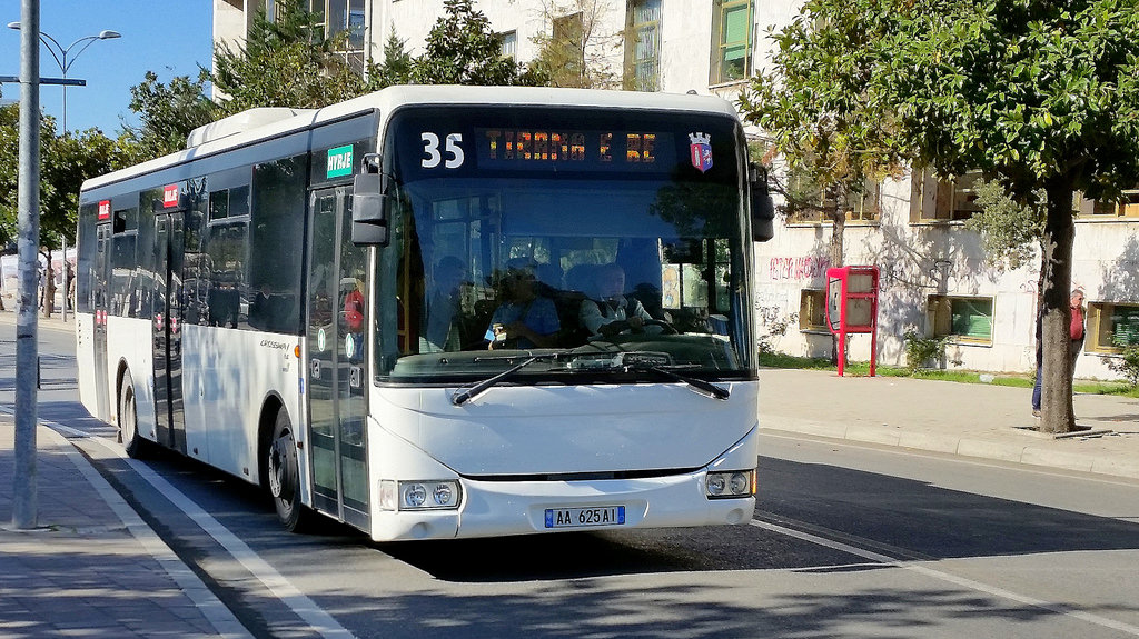 Panik në një urban në Tiranë, humb jetën papritur një grua