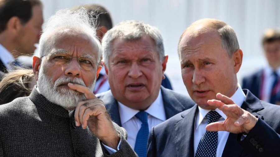 India po ia ngul thikën në shpinë Perëndimit