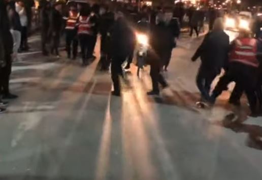 Berat, qytetarët përplasen fizikisht me policinë
