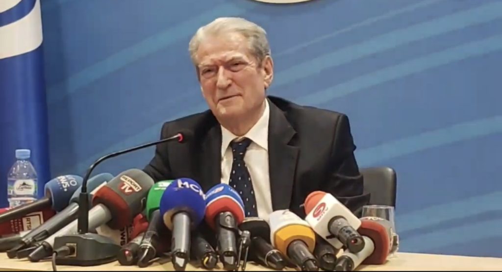 Sali Berisha në konferencë nga selia blu pas negociatave me Alibeajn dhe Bardhin: Demokratët kudo që janë t’i shtrijnë dorën njëri-tjetrit sot dhe të bashkohen