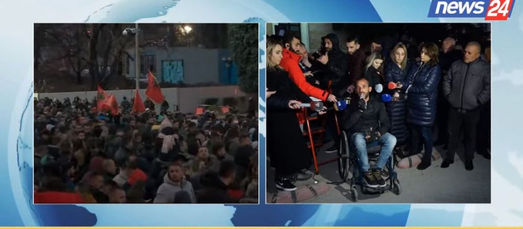 Burri në karrocë thirrje qeverisë nga protesta: Mos i bëj të zhyten shqiptarët më thellë!
