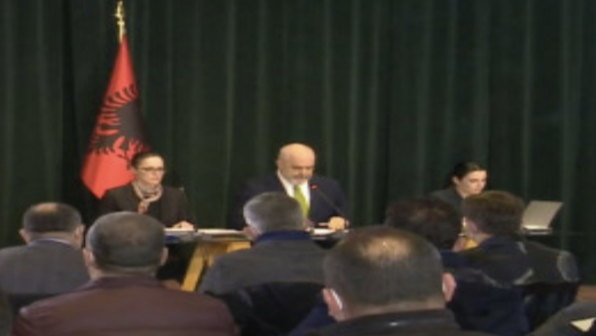 Kryeministri Rama takohet me furnizuesit e naftës për rritjen e çmimeve në vend