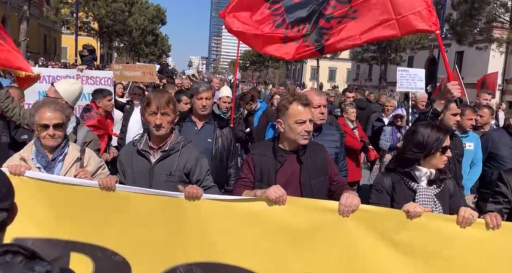 Protestuesit letër drejtorit të policisë Gledis Nano: Do qëndrojmë 24 orë në tubim kundër rritjes së çmimeve