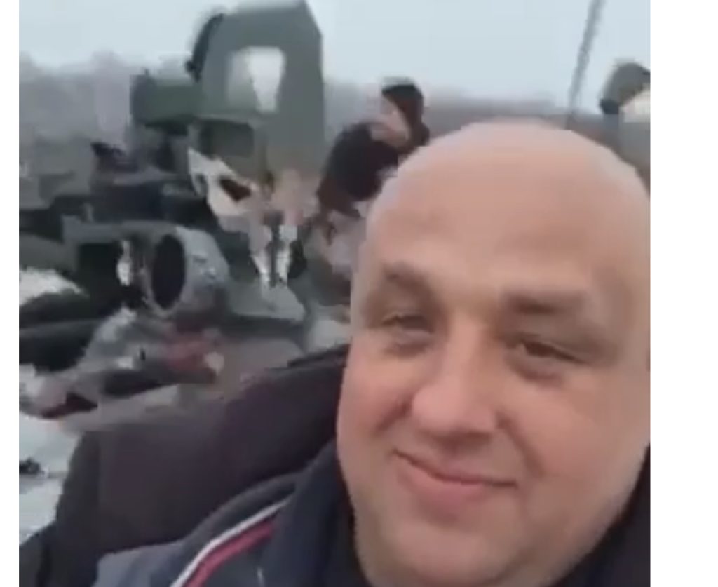 Shikoni gëzimin në sytë e ukrainasve pasi kanë marrë një tank të pushtuesve rusë