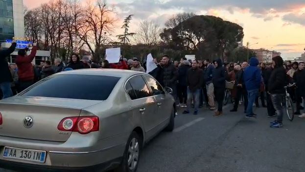 Rritja e çmimeve, qytetarët e Lushnjës bllokojnë rrethrrotullimin e Plugut, shënohen tensione mes protestuesve dhe policisë, ja pamjet