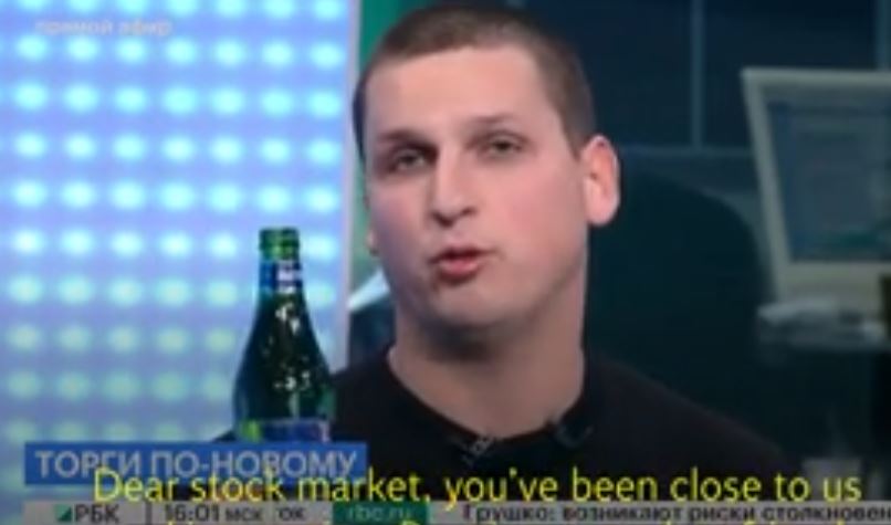 Ekonomisti rus bën veprimin e papritur, nxjerr shishen në emisionin live dhe ngre dolli për “vdekjen e bursës”: Pusho në paqe mike e dashur
