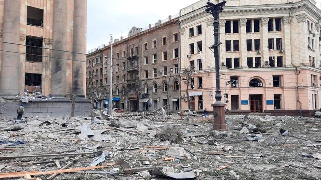 Raketa ruse bie në mes të qytetit, ministri: Putini po vret civilë, ndalojeni!