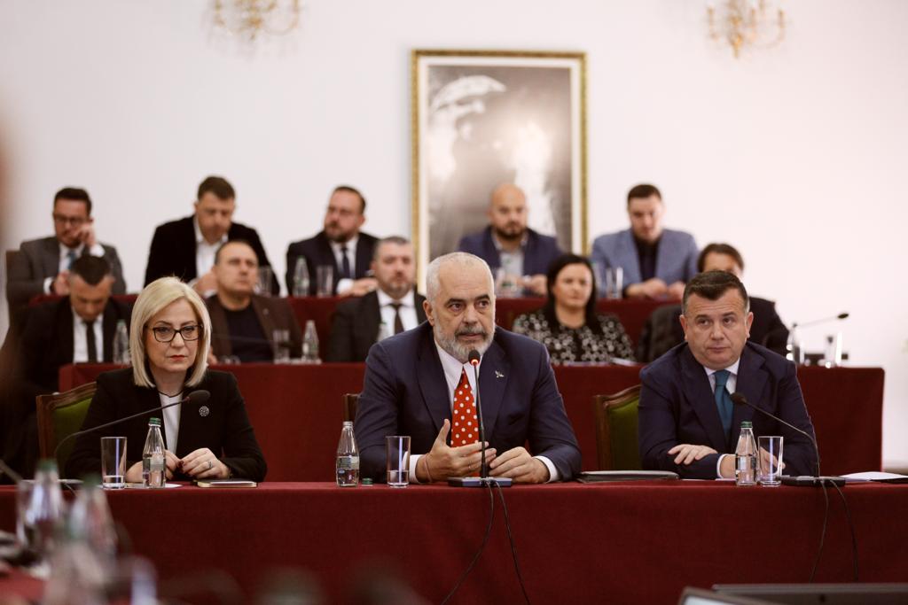 Babai në ‘listën e zezë’ të SHBA, PS nuk e përjashton Orlando Rakipin