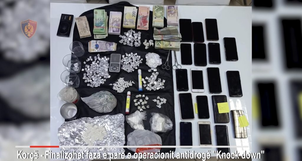 Mijëra euro, momenti i arrestimit të trafikantëve në Korçë, ja ku fshihej droga dhe mjetet e punës