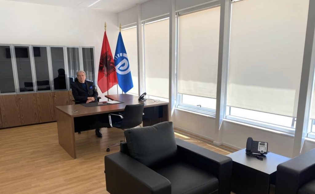 Berisha merr zyrën e tij në selinë e Partisë Demokratike