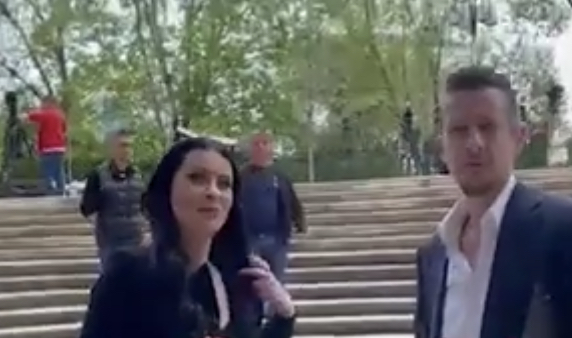 Moderatorja bukuroshe shfaqet në Pallatin e Kongreseve, shoqërohet nga i vëllai