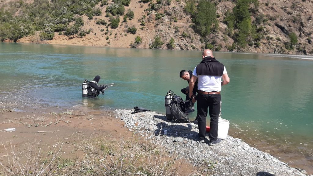 U mbyt para dy javësh në lumin Fan, gjendet trupi i 10-vjeçarit (FOTO)