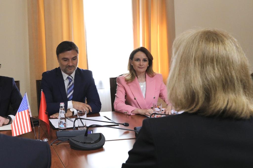 Alibeaj zbardh diskutimet  me zyrtaren e DASH:   Morëm garanci për një opozitë pro amerikane dhe…