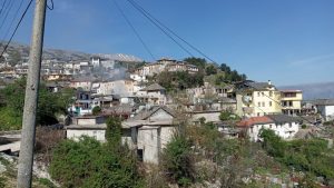 FOTO/ Vajza i vë flakën shtëpisë në Gjirokastër.