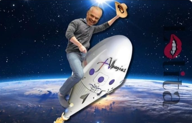 Kur fluturon me satelit në by**ë!