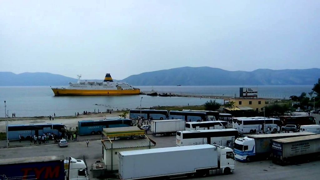 U jepnin ryshfet doganierëve dhe fusnin mallra kontrabandë në Shqipëri