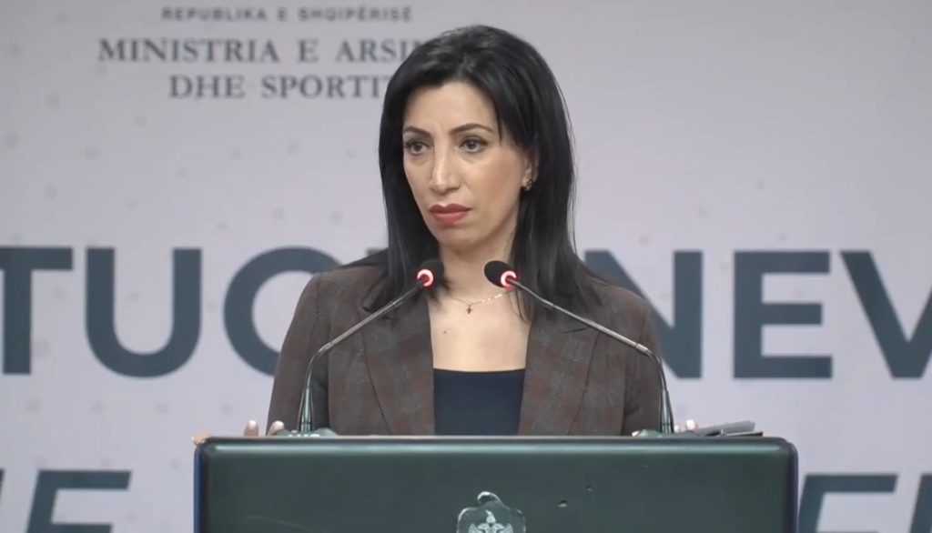 Ministrja e Arsimit shpall thirrjen për drejtorin e Përgjithshëm të Arsimit Parauniversitar, paralajmërohen ndryshime për Maturën Shtetërore