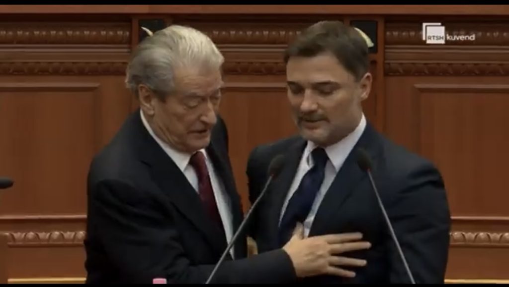 VIDEO/ Shihni momentin, Berisha shtyn Alibeajn në foltore, merr mikrofonin për t’iu përgjigjur Ramës