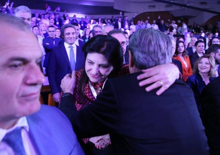 Pasi mbështeti kokën tek Berisha dhe salla u ngrit në këmbë, Jozefina Topalli përlotet: Më latë pa fjalë