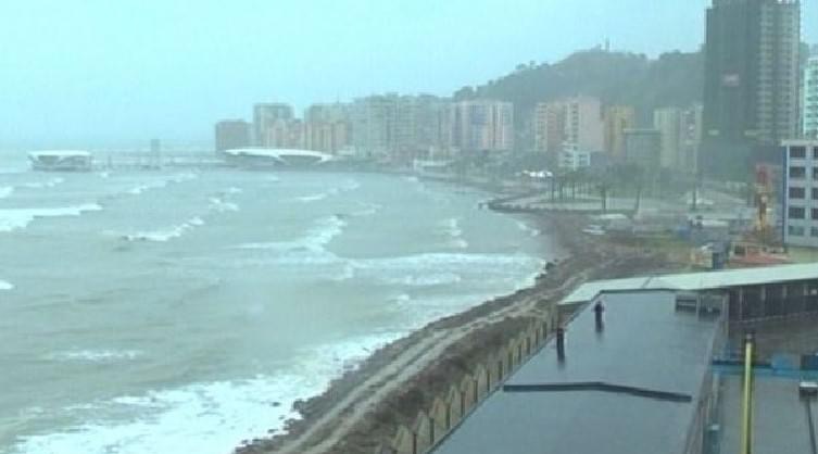 Moti i keq  sot në Durrës, vështirësi  nga era e fortë