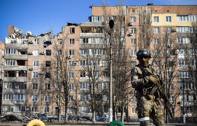 E rëndë/Gruaja ruse i jep leje partnerit ushtar që të përdhunojë ukrainaset: Përdor mbrojtje (VIDEO)