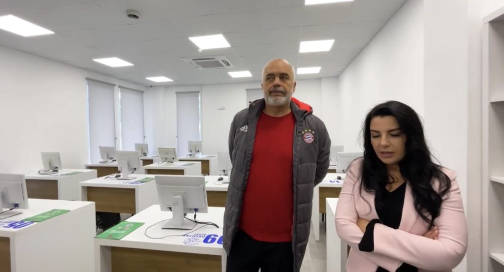 Edi Rama inaguron godinën e re në Berat:  Janë shtuar makinat e reja, sepse ka rritje ekonomike