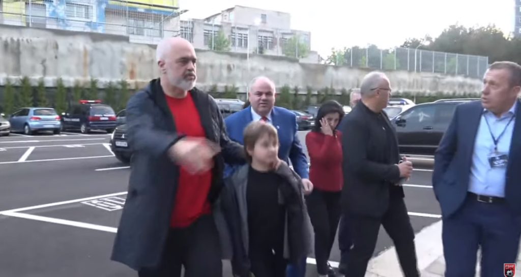 VIDEOLAJM/ Rama me Zahon në tribunën e “Kukësi Arena”, shikoni momentin kur shkrep selfi me djalin e tij të vogël