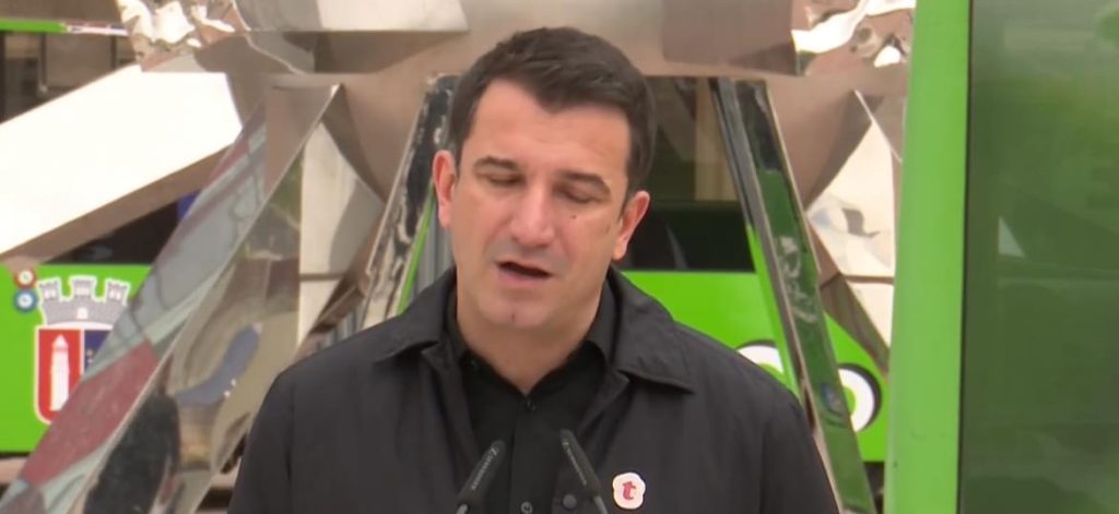 Kryebashkiaku : Shqiptarët e përdorin makinën për të blerë bukë dhe për të pirë kafe!