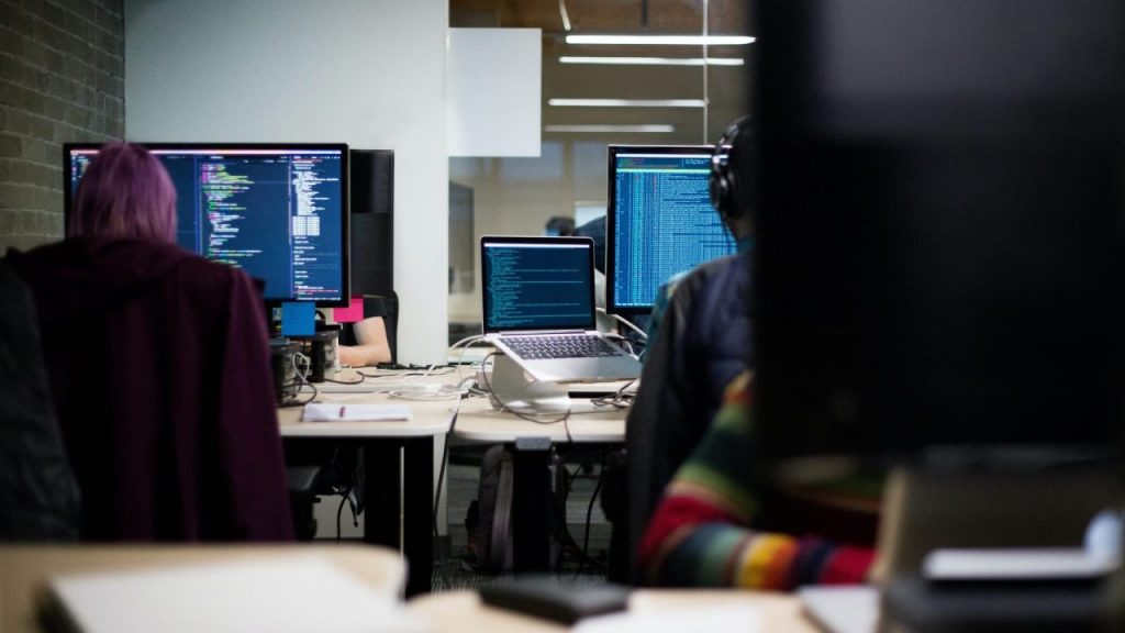 Mashtroi një vajze 135 mijë euro me pretekstin se do i investonte në Call Center, në pranga shqiptari nga Kosova