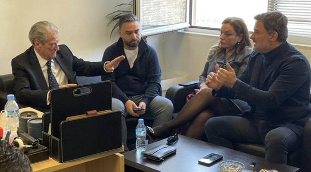 Zbardhet debati me dyer të mbyllura pasi Berisha i kërkoi dorëheqjen Alibeajt